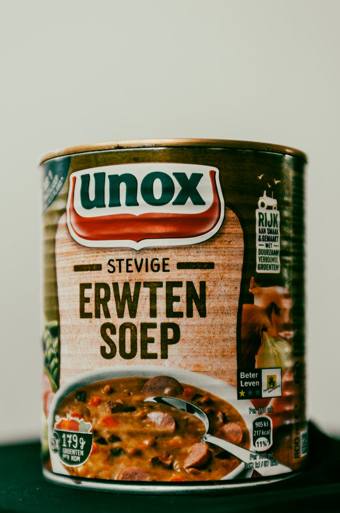 Close-up of a Unox Stevige Erwtensoep canned soup against a plain background.